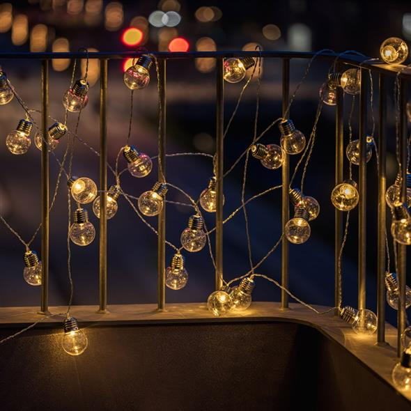 💡🌈 Skab magi med vores store lyskæde - 50 farveskiftende LED-pærer! 🌟✨